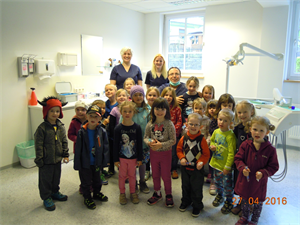 Kindergarten besucht Zahnarzt und Apotheke